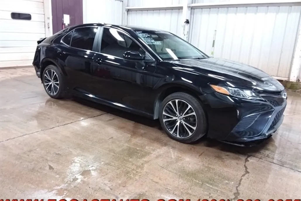 2020 Toyota Camry SE photo 1