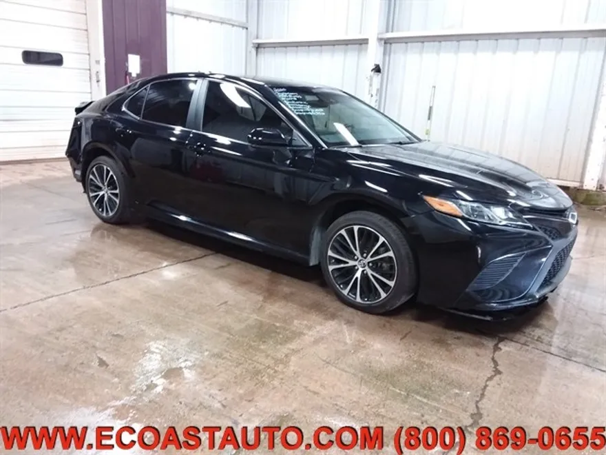 2020 Toyota Camry SE photo 1