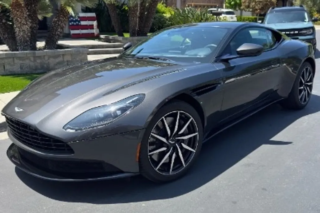 2021 Aston Martin Vantage Roadster photo 1