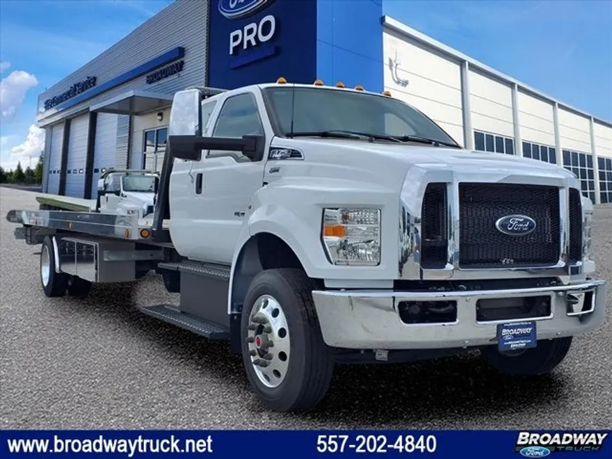 2025 Ford F-750 photo 1