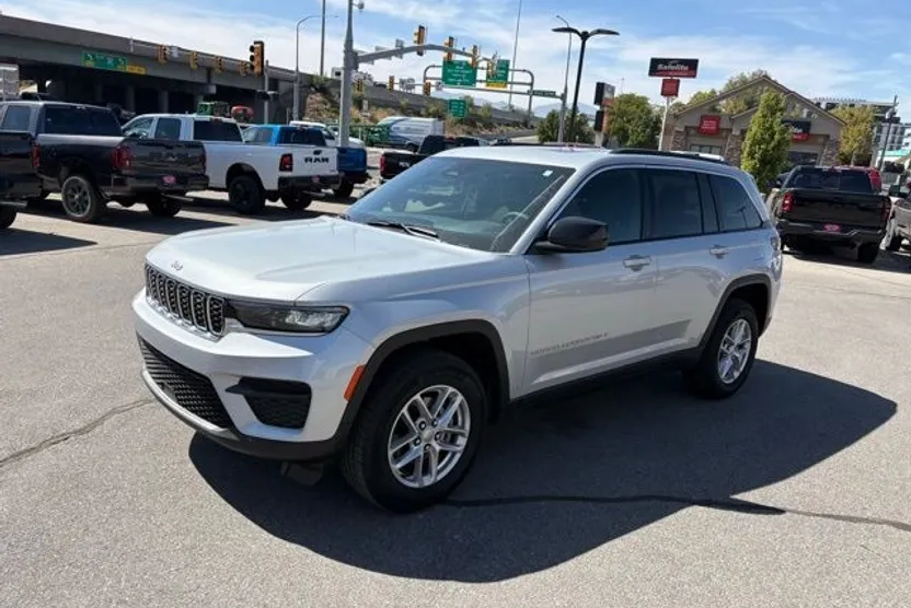 2025 Jeep Grand Cherokee Laredo photo 1