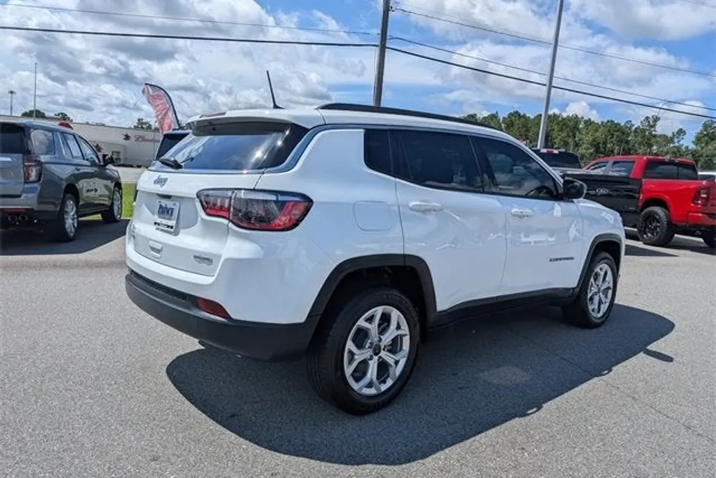 2025 Jeep Compass Latitude photo 1