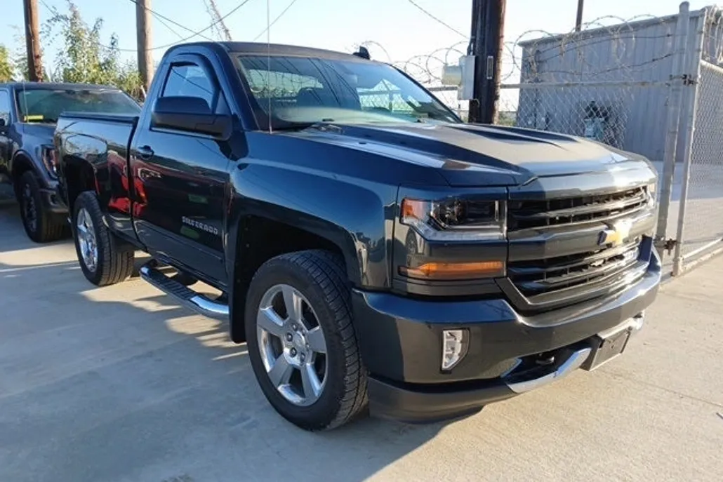 2018 Chevrolet Silverado 1500 LT2 photo 1