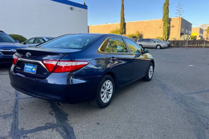 2016 Toyota Camry LE photo 1