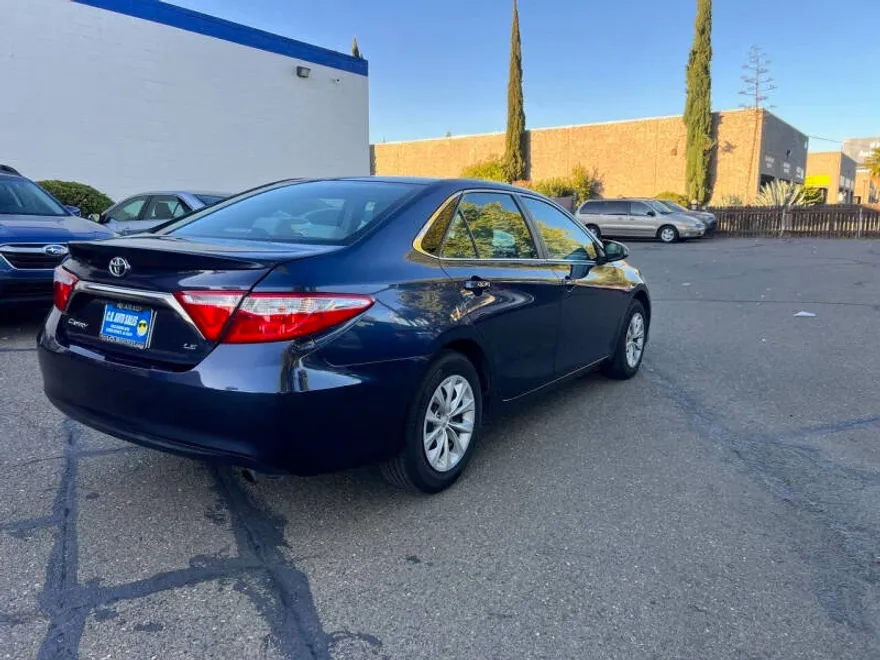 2016 Toyota Camry LE photo 1