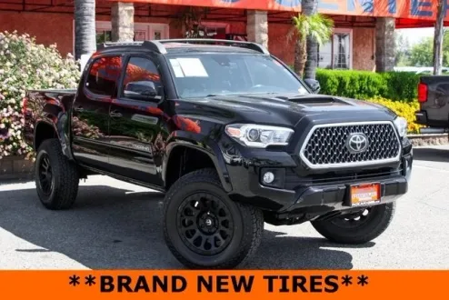 2019 Toyota Tacoma TRD Sport photo 2