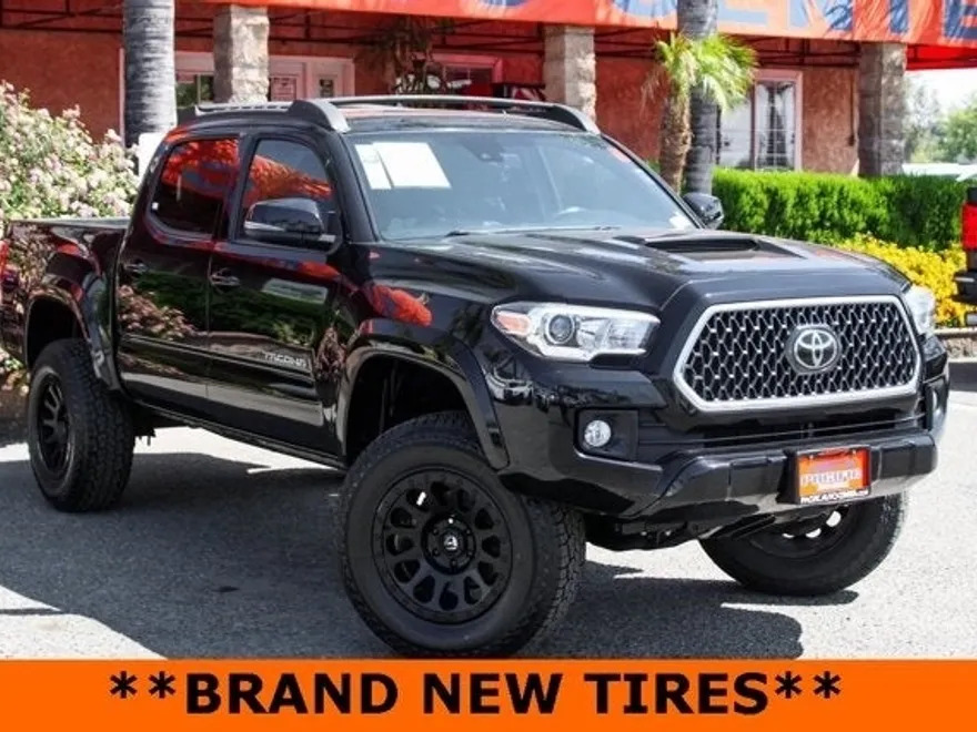 2019 Toyota Tacoma TRD Sport photo 2