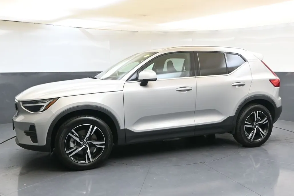 2025 Volvo XC40 Core photo 1