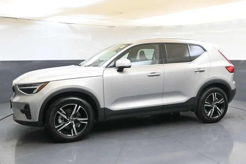 2025 Volvo XC40 Core photo 1
