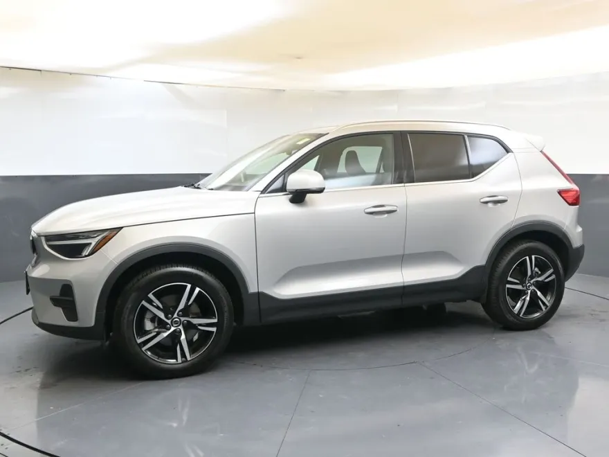 2025 Volvo XC40 Core photo 1