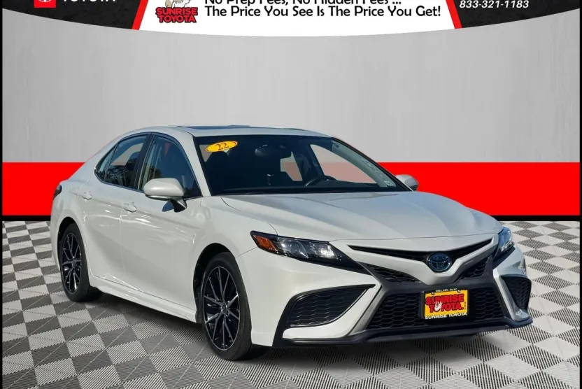 2022 Toyota Camry Hybrid SE photo 1