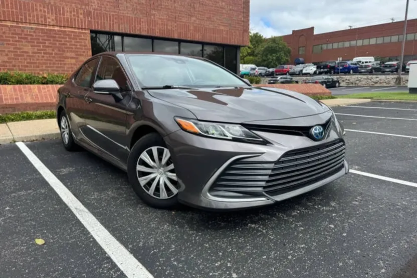 2023 Toyota Camry Hybrid LE photo 1
