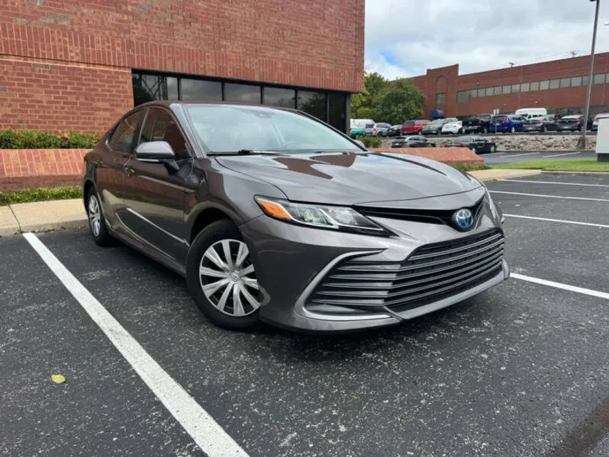 2023 Toyota Camry Hybrid LE photo 1