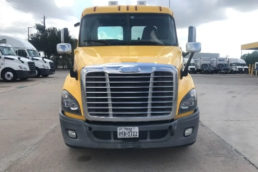 2019 Freightliner Cascadia 113" sleeper cab photo 1