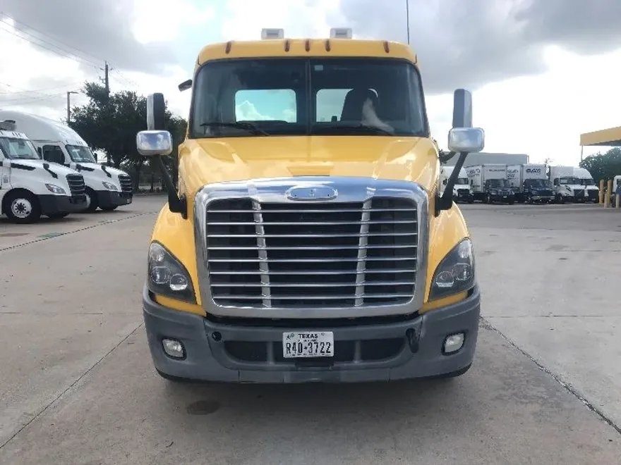 2019 Freightliner Cascadia 113" sleeper cab photo 1