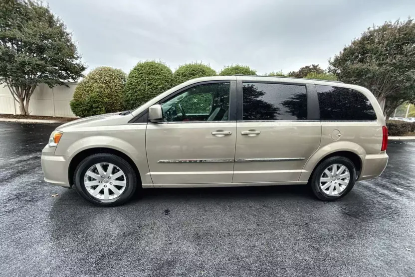 2015 Chrysler Town & Country Touring photo 1