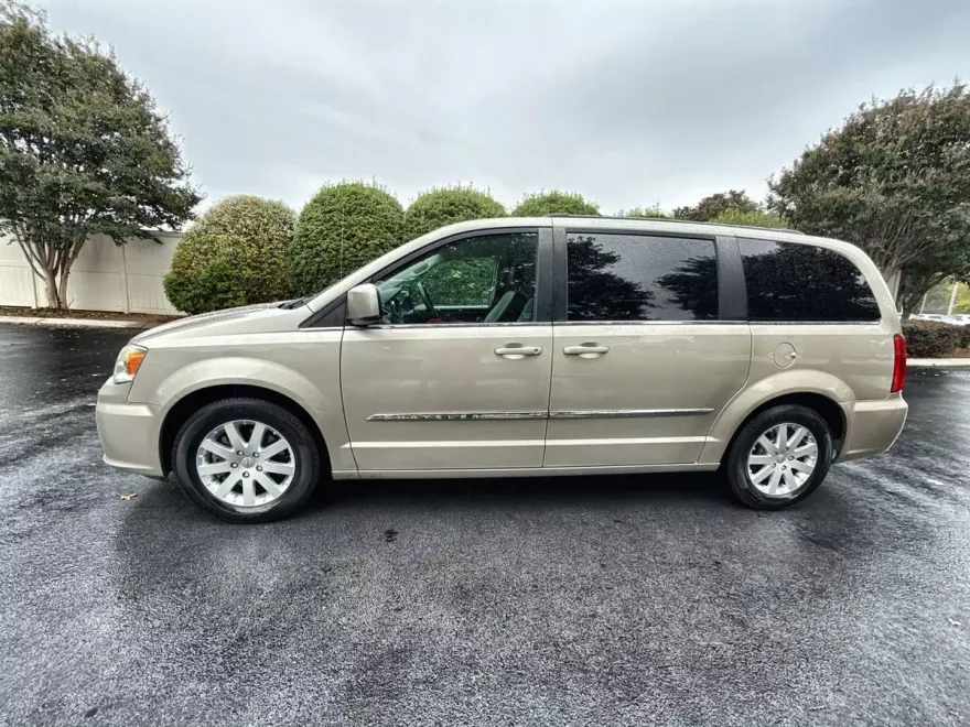 2015 Chrysler Town & Country Touring photo 1