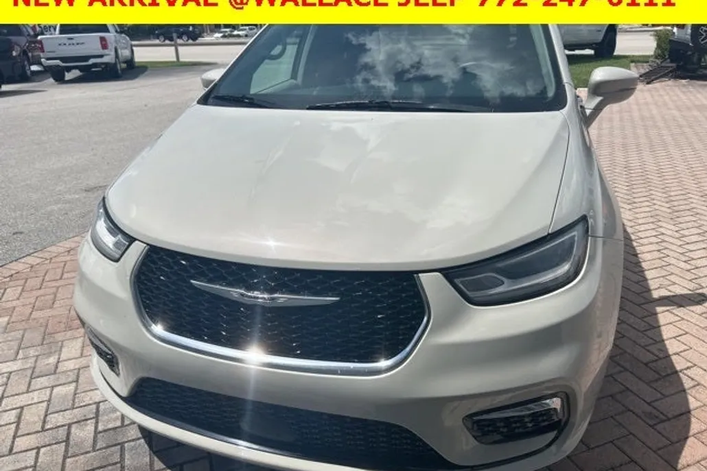 2021 Chrysler Pacifica Touring photo 1