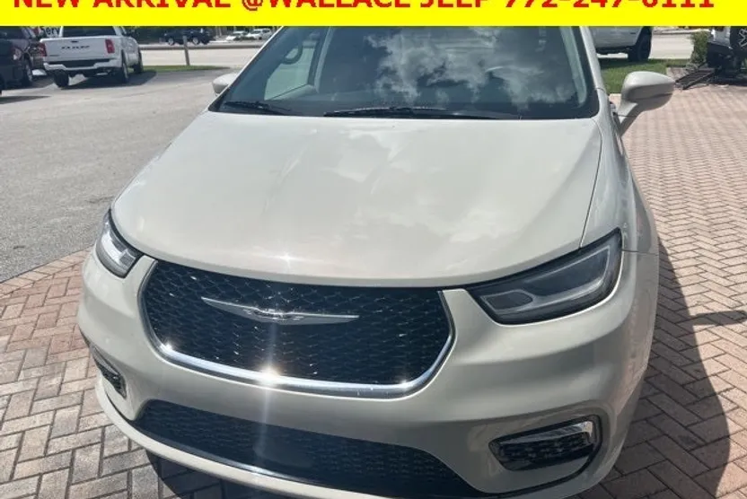 2021 Chrysler Pacifica Touring photo 1