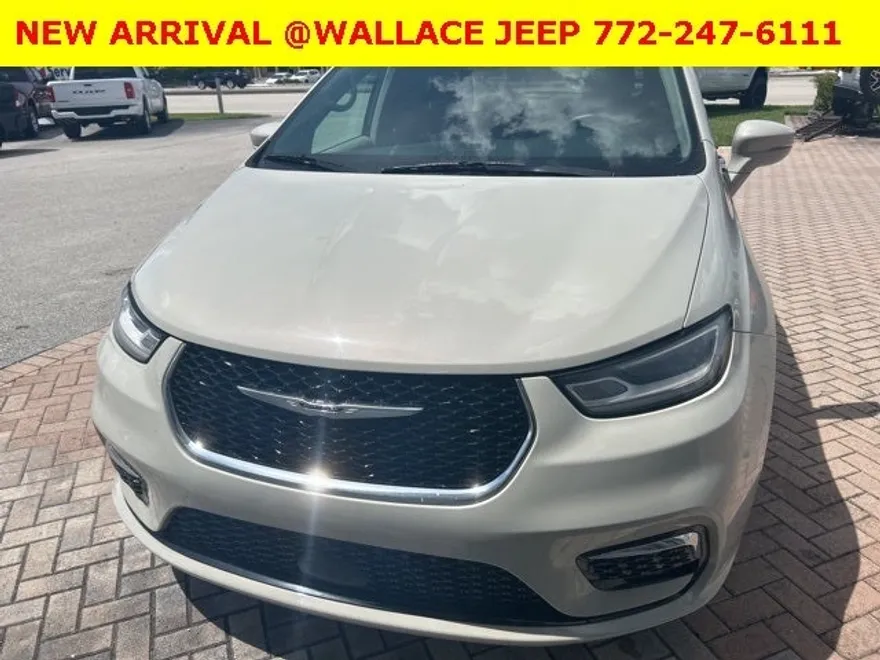 2021 Chrysler Pacifica Touring photo 1