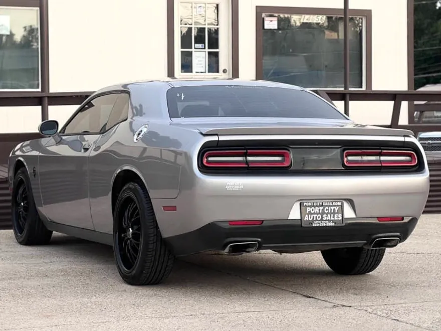 2016 Dodge Challenger SXT Plus photo 1