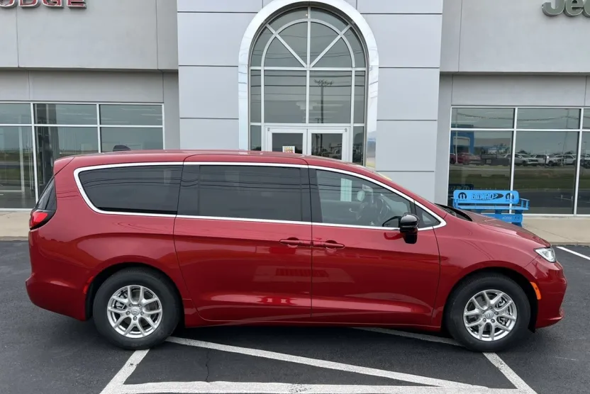 2026 Chrysler Pacifica photo 1