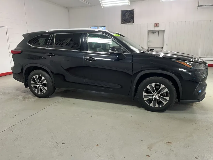 2022 Toyota Highlander XLE photo 1