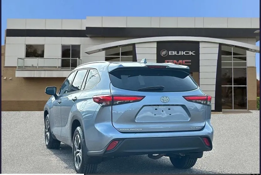 2020 Toyota Highlander XLE photo 1