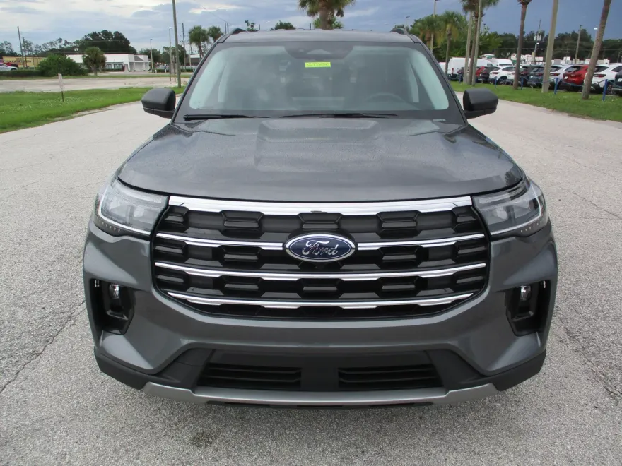 2025 Ford Explorer photo 1