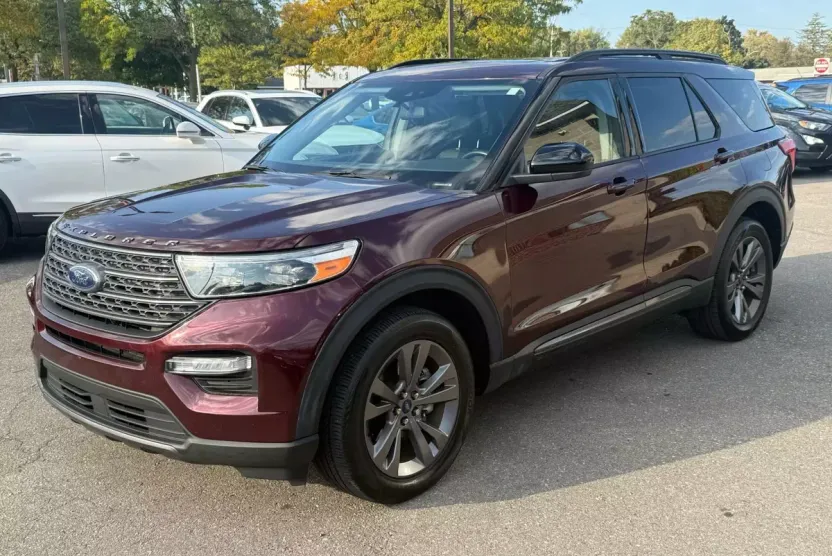 2022 Ford Explorer XLT Sport photo 1