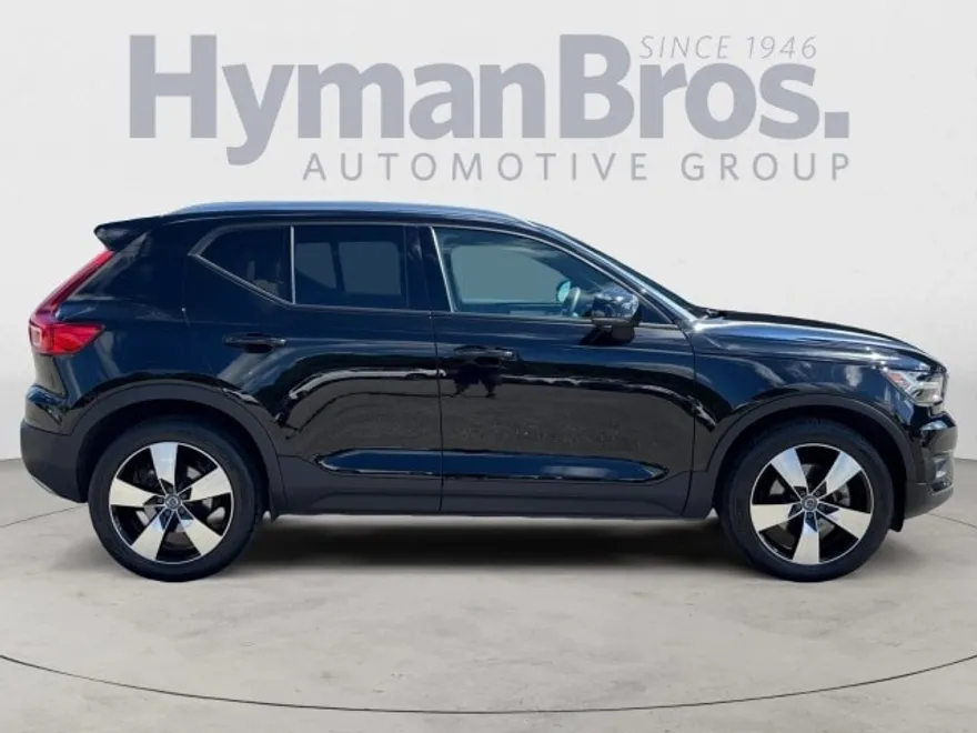 2019 Volvo XC40 T5 AWD Momentum photo 1