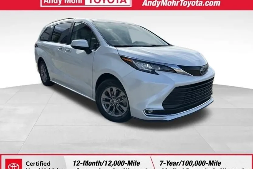 2022 Toyota Sienna XLE photo 1