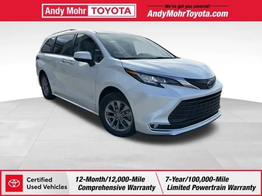 2022 Toyota Sienna XLE photo 1