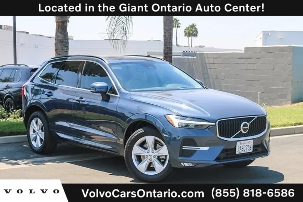 2022 Volvo XC60 B5 Momentum photo 1
