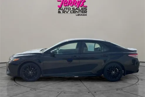 2019 Toyota Camry SE photo 3