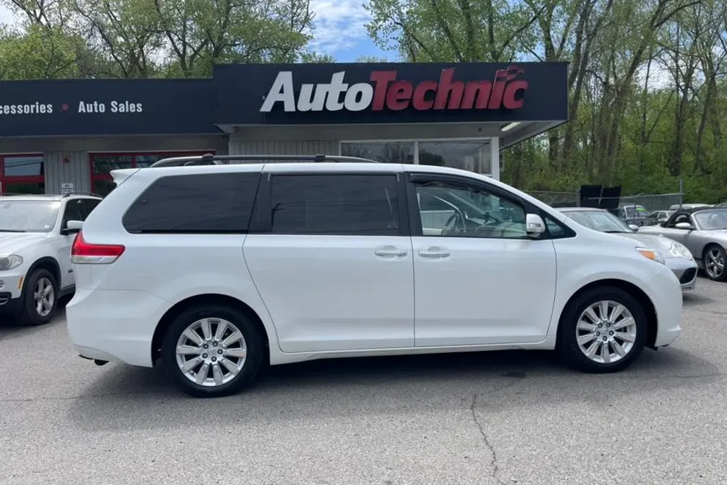 2014 Toyota Sienna Limited photo 1