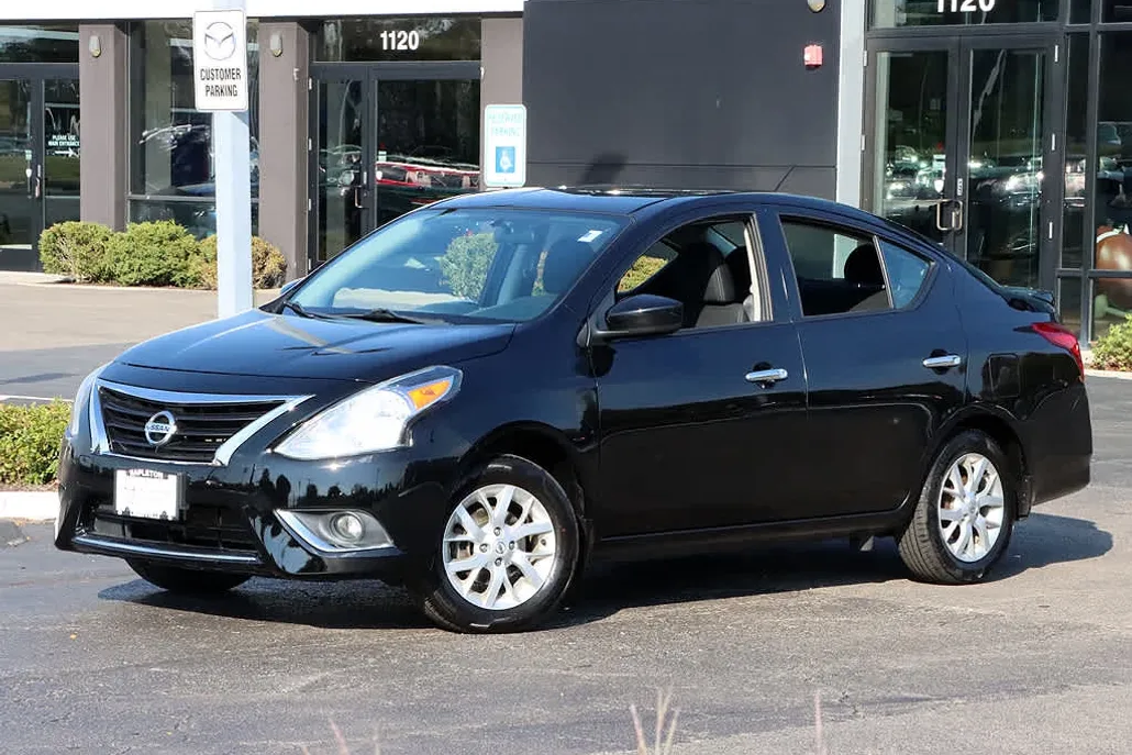 2018 Nissan Versa SV photo 1