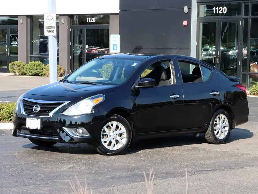 2018 Nissan Versa SV photo 1