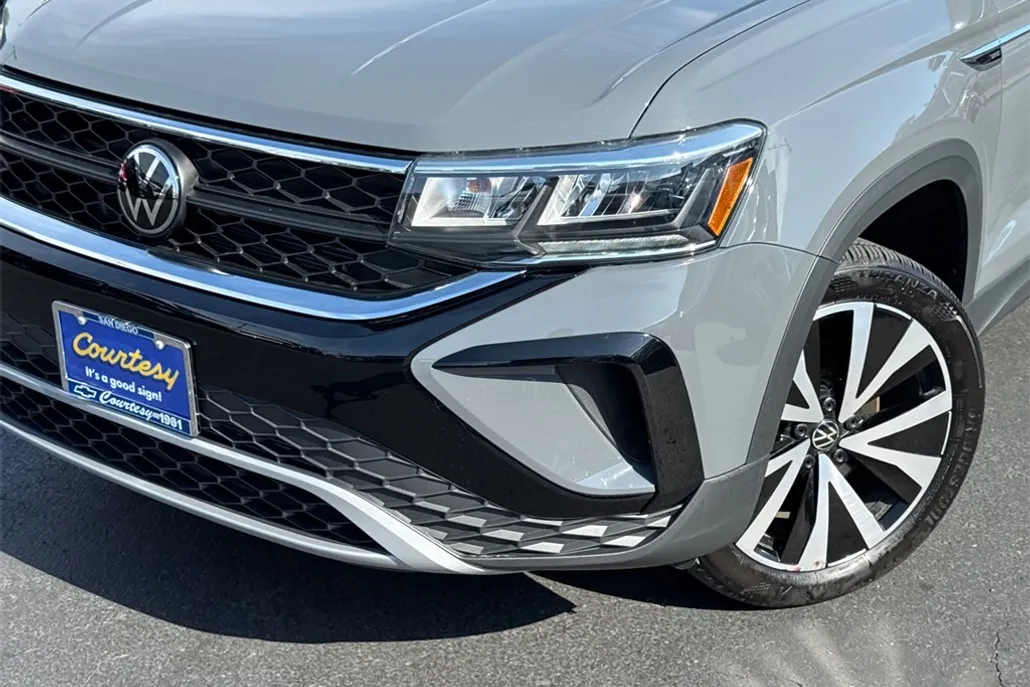 2024 Volkswagen Taos SE photo 1