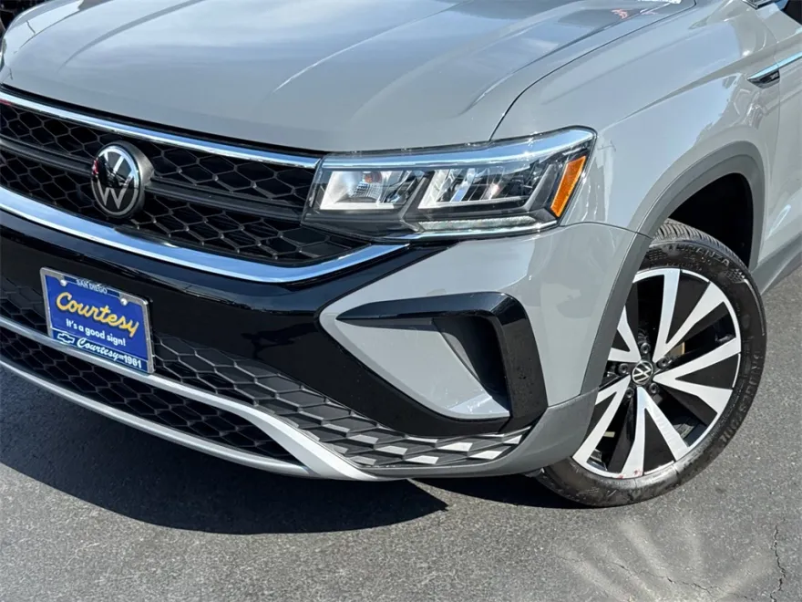2024 Volkswagen Taos SE photo 1
