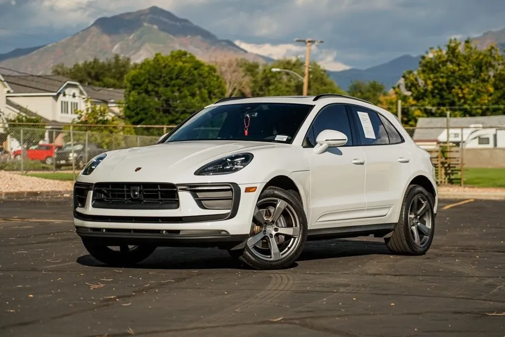 2023 Porsche Macan T photo 1