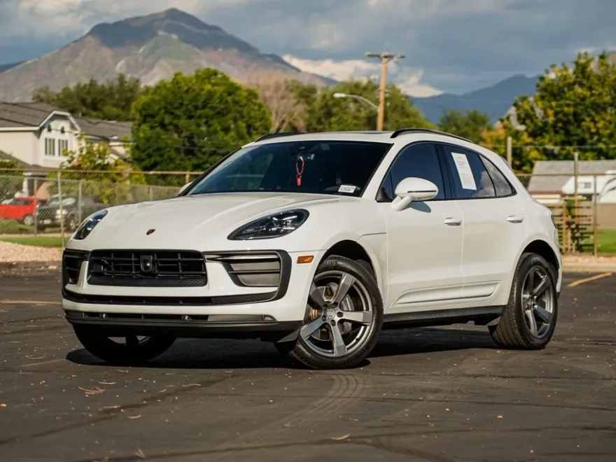 2023 Porsche Macan T photo 1