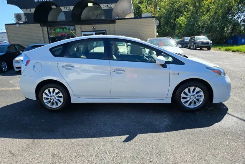 2014 Toyota Prius Plug-in Hybrid Base photo 1