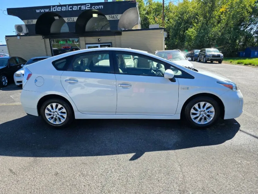 2014 Toyota Prius Plug-in Hybrid Base photo 1
