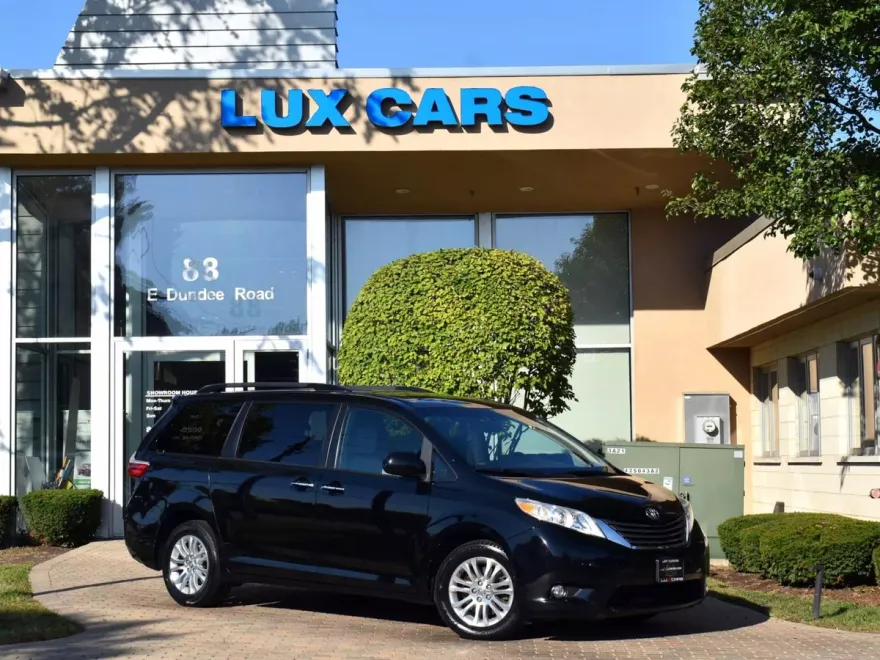 2015 Toyota Sienna XLE photo 1
