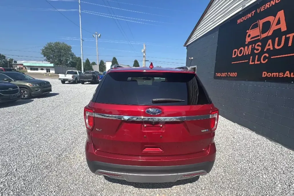2016 Ford Explorer XLT Sport photo 1