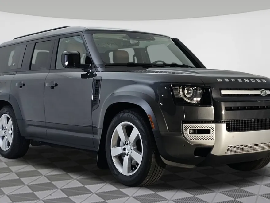 2023 Land Rover Defender 130 First Edition photo 1