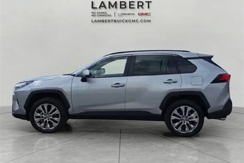 2023 Toyota RAV4 XLE Premium photo 1