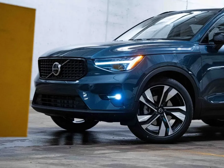 2026 Volvo XC40 photo 1