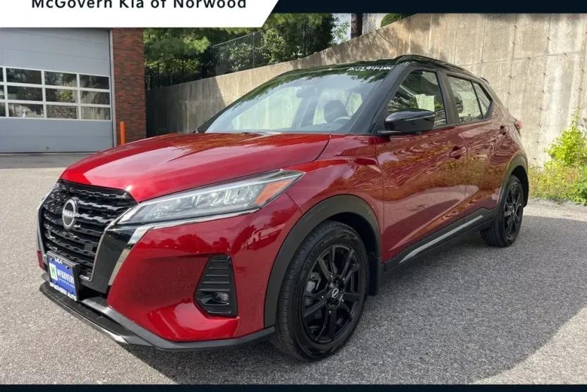 2022 Nissan Kicks SR photo 1